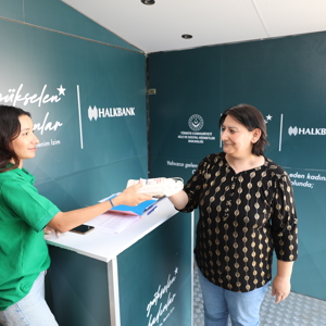 Bakanlığımız İle Halkbank İş Birliğinde Yürütülen “Yükselen Kadınlar Kendi İşim Benim İzim” Projesi Kapsamında, Yükselen Kadınlar Girişimcilik Eğitim Tırı İlimizde Katılımcılarla Buluştu. - fotoğraf 6