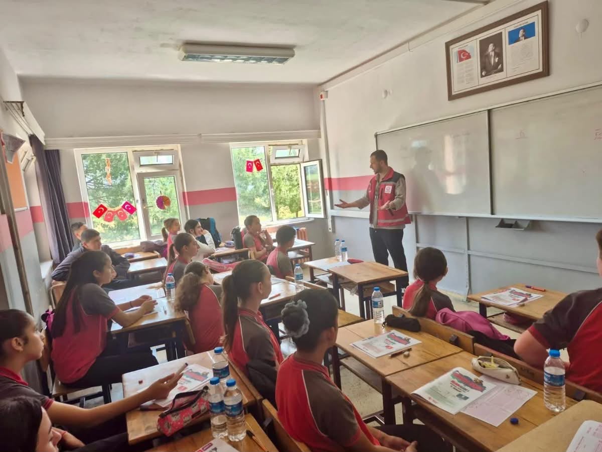 Kabalı Ortaokulu Öğrencilerine Akran Nezaketi ve Dijital Güvenlik Eğitimi Verildi