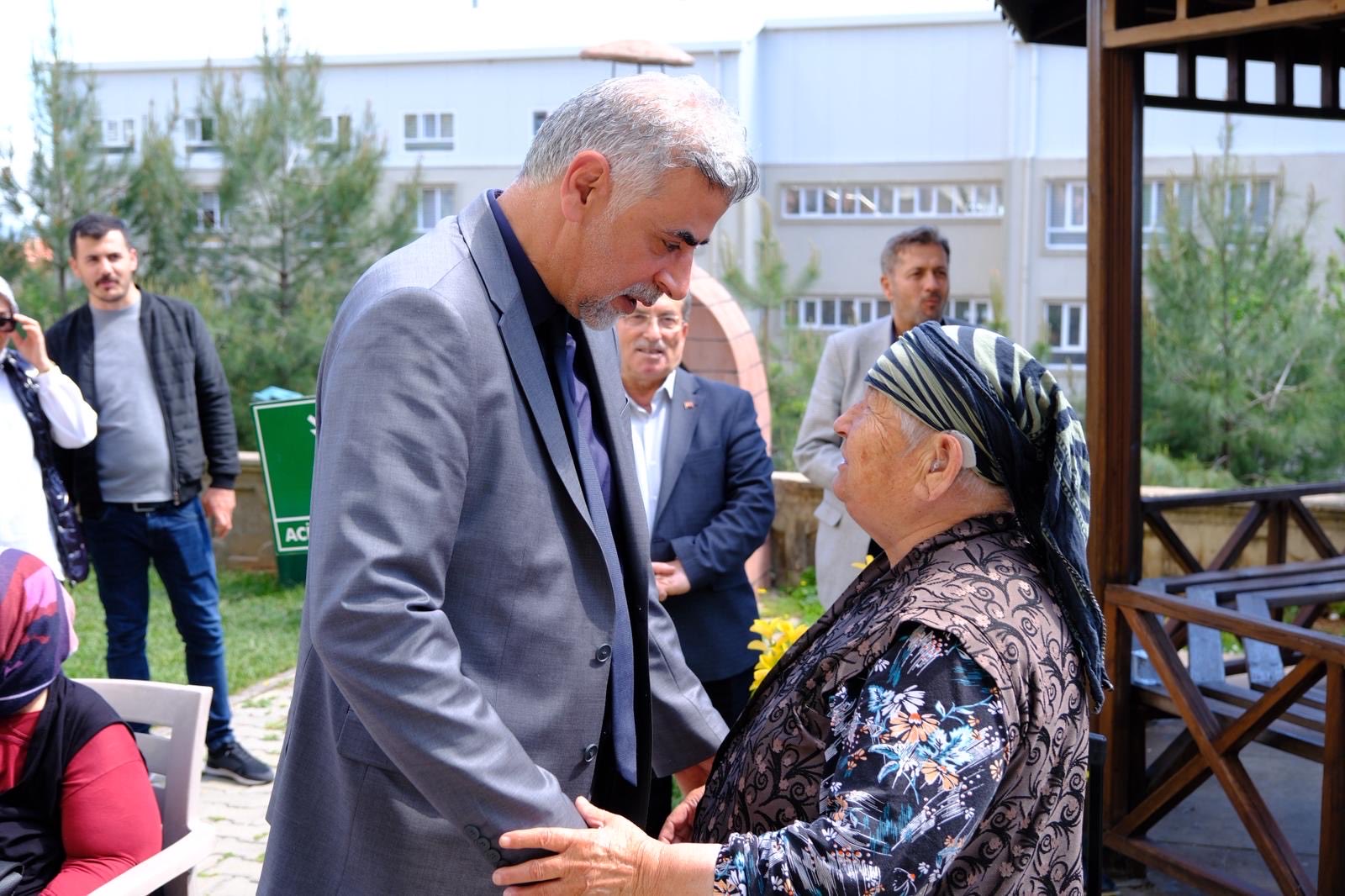 İl Müdürümüz Emre Çalğan’dan Huzurevindeki Çınarlarımıza Anneler Günü Ziyareti