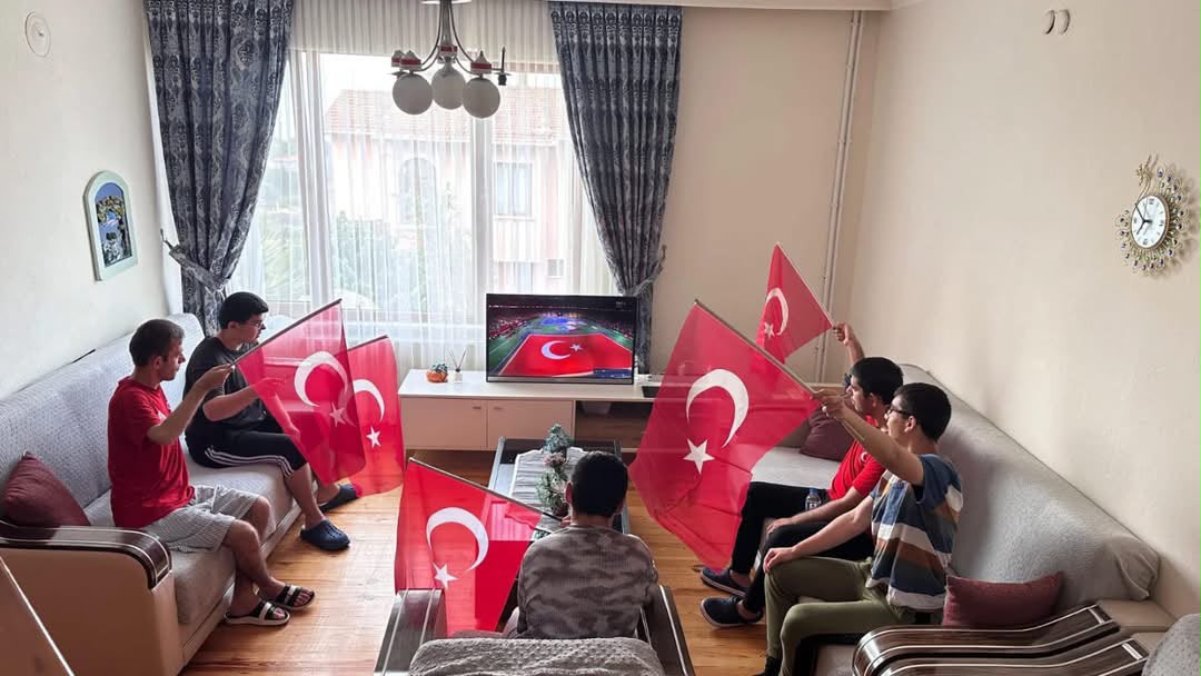 Huzurevi Sakinleri ve Özel Gereksinimli Bireyler Millî Maç Heyecanını Birlikte Yaşadı