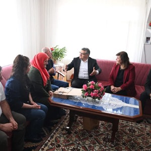 Vali Özarslan'dan Aile Haftası Kapsamında Üç Kuşak Aileye Ziyaret - fotoğraf 3