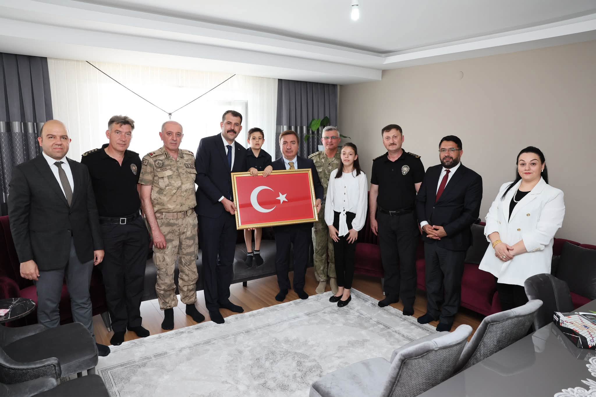 Valimiz Sayın Hamza Aydoğdu ve beraberindeki birim amirleri, Gazimiz Polis Memuru Sn. Can Gülsever'i ve aile bireylerini ziyaret ettiler.
