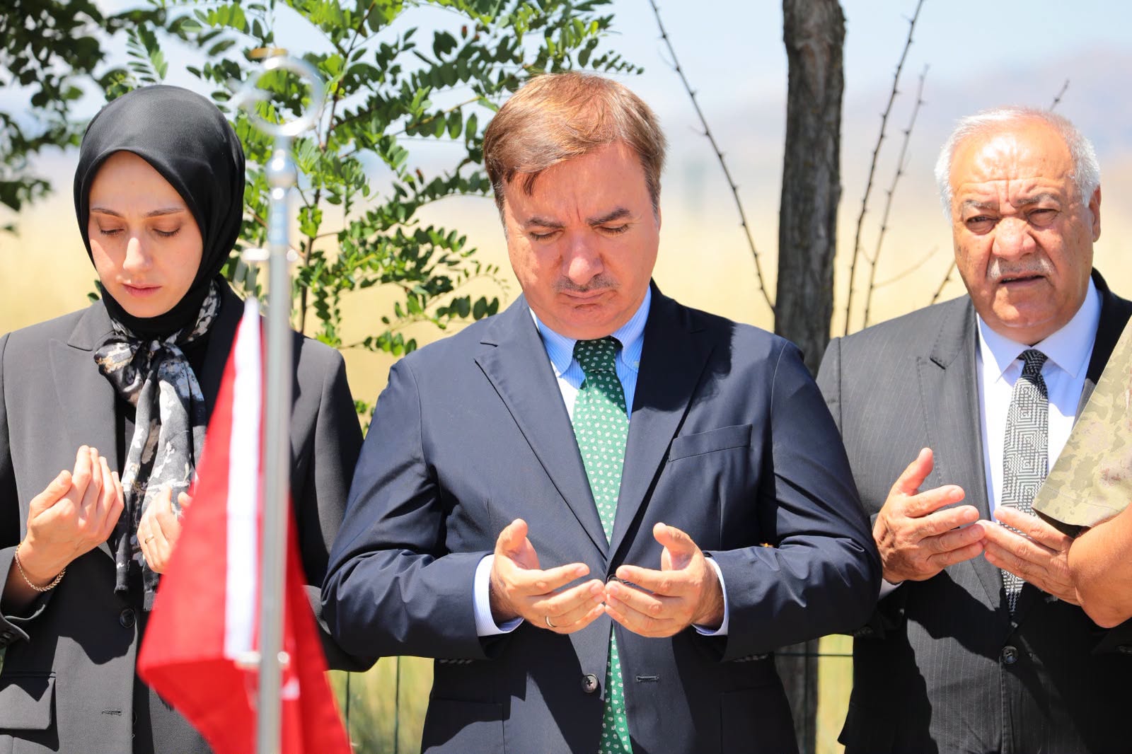 Valimiz Sayın Hamza Aydoğdu,  şehitlerimizin yakınları, il ve ilçe protokolü, siyasi parti ve STK yöneticileri ile birlikte15 Temmuz Demokrasi ve Millî Birlik Günü dolayısıyla Edebük Şehitliği’ni ziyaret ettiler.