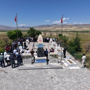 Valimiz Sayın Hamza Aydoğdu,  şehitlerimizin yakınları, il ve ilçe protokolü, siyasi parti ve STK yöneticileri ile birlikte15 Temmuz Demokrasi ve Millî Birlik Günü dolayısıyla Edebük Şehitliği’ni ziyaret ettiler. - fotoğraf 9
