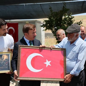 Valimiz Sayın Hamza Aydoğdu, siyasi parti ve STK yöneticileri, il ve ilçe protokolü ile birlikte15 Temmuz Demokrasi ve Millî Birlik Günü dolayısıyla 15 Temmuz Şehidimiz Recep Gündüz'ün ailesini ziyaret ettiler. - fotoğraf 3