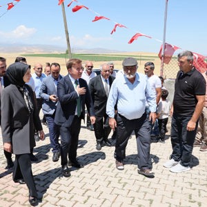 Valimiz Sayın Hamza Aydoğdu, siyasi parti ve STK yöneticileri, il ve ilçe protokolü ile birlikte15 Temmuz Demokrasi ve Millî Birlik Günü dolayısıyla 15 Temmuz Şehidimiz Recep Gündüz'ün ailesini ziyaret ettiler. - fotoğraf 7