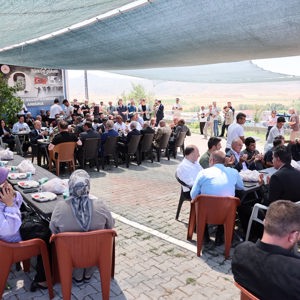 Valimiz Sayın Hamza Aydoğdu, siyasi parti ve STK yöneticileri, il ve ilçe protokolü ile birlikte15 Temmuz Demokrasi ve Millî Birlik Günü dolayısıyla 15 Temmuz Şehidimiz Recep Gündüz'ün ailesini ziyaret ettiler. - fotoğraf 9