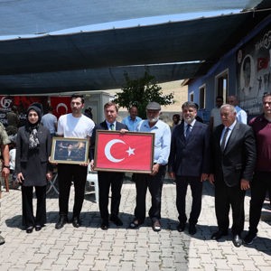 Valimiz Sayın Hamza Aydoğdu, siyasi parti ve STK yöneticileri, il ve ilçe protokolü ile birlikte15 Temmuz Demokrasi ve Millî Birlik Günü dolayısıyla 15 Temmuz Şehidimiz Recep Gündüz'ün ailesini ziyaret ettiler. - fotoğraf 10