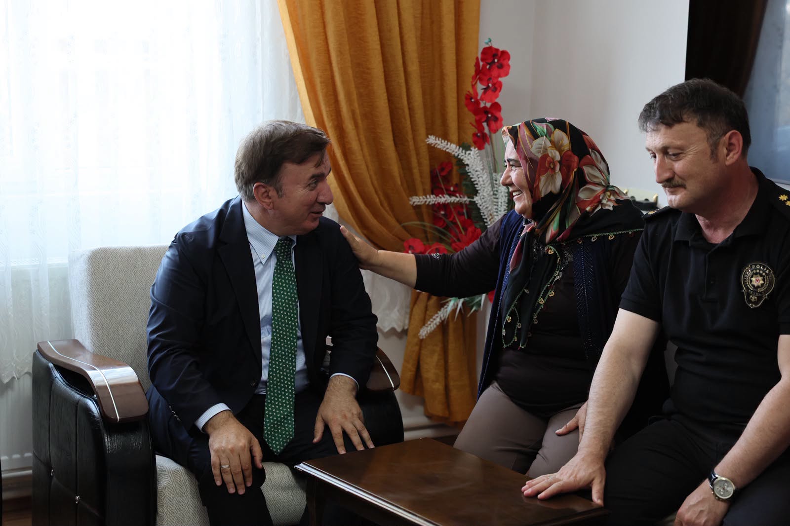Valimiz Sayın Hamza Aydoğdu,  il ve ilçe protokolü ile birlikte Şehit Polis Memuru Erdem Kılıç'ın ailesini ziyaret ettiler.