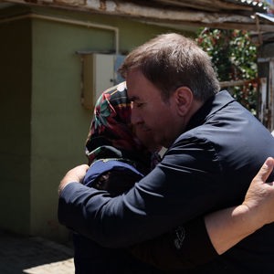 Valimiz Sayın Hamza Aydoğdu,  il ve ilçe protokolü ile birlikte Şehit Polis Memuru Erdem Kılıç'ın ailesini ziyaret ettiler. - fotoğraf 8