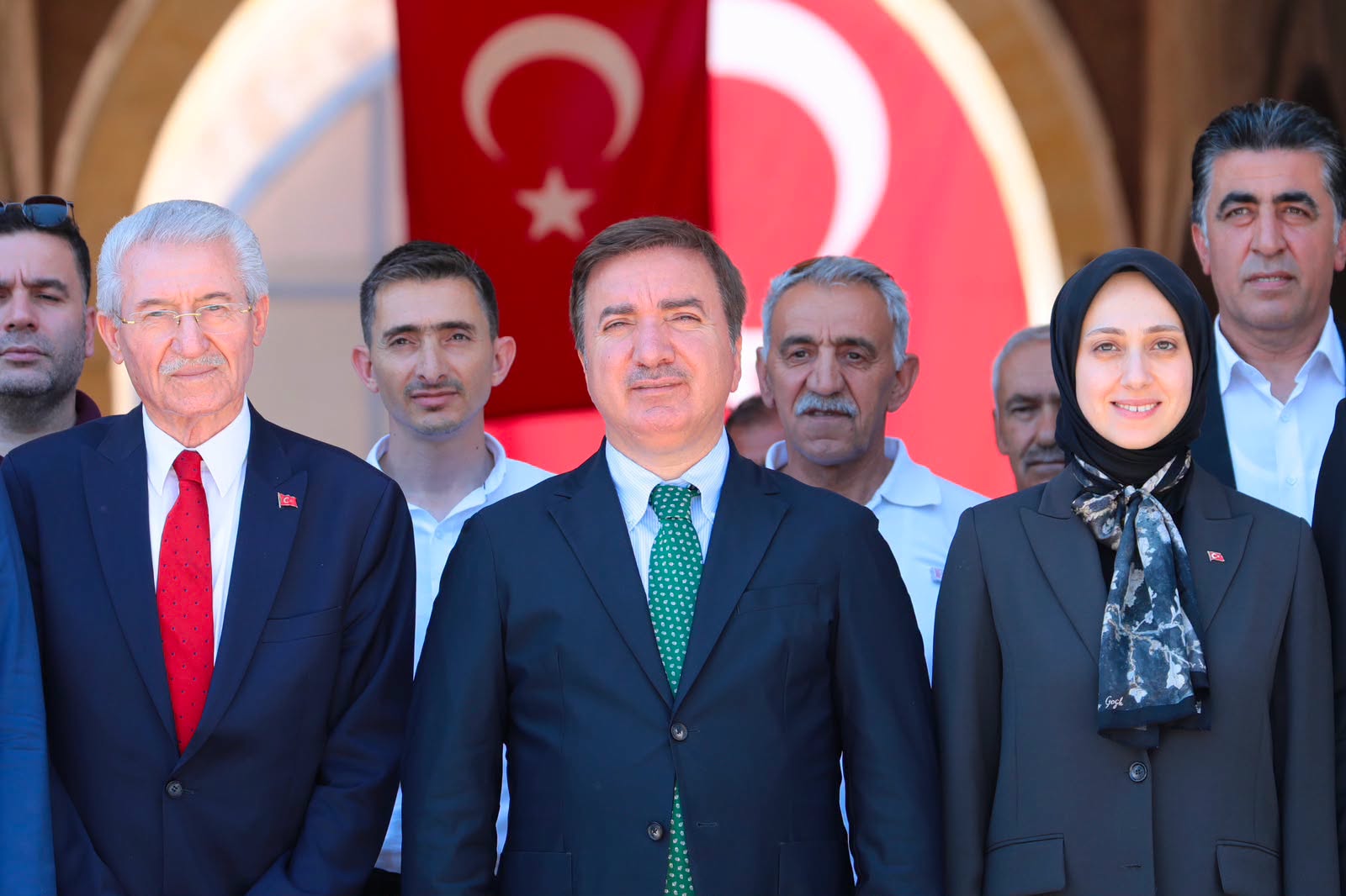 Valimiz Sayın Hamza Aydoğdu, il ve ilçe protokolü ile birlikte, Tercan Mamahatun Kervansarayı'nda ziyarete açılan 15 Temmuz konulu fotoğraf sergisini ziyaret etti.