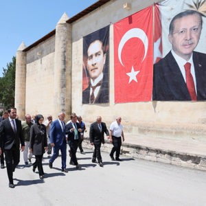 Valimiz Sayın Hamza Aydoğdu, il ve ilçe protokolü ile birlikte, Tercan Mamahatun Kervansarayı'nda ziyarete açılan 15 Temmuz konulu fotoğraf sergisini ziyaret etti. - fotoğraf 4
