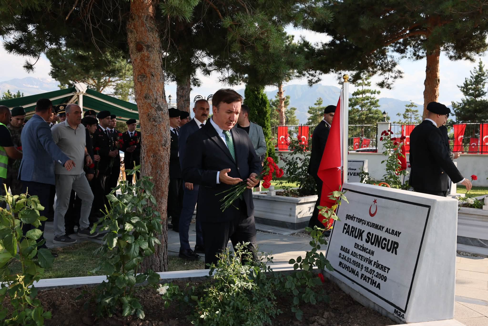 Valimiz Sayın Hamza Aydoğdu, şehitlerimizin yakınları, ilimiz protokolü, askeri ve sivil erkan ile birlikte Garnizon Şehitliği’ni ziyaret ederek aziz şehitlerimizin kabirlerine karanfiller bıraktı ve dualar etti.