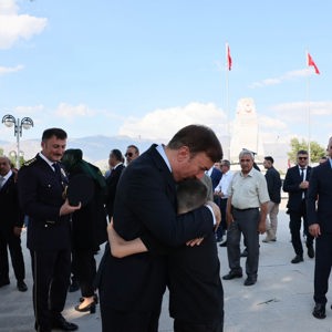 Valimiz Sayın Hamza Aydoğdu, şehitlerimizin yakınları, ilimiz protokolü, askeri ve sivil erkan ile birlikte Garnizon Şehitliği’ni ziyaret ederek aziz şehitlerimizin kabirlerine karanfiller bıraktı ve dualar etti. - fotoğraf 3