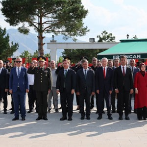 Valimiz Sayın Hamza Aydoğdu, şehitlerimizin yakınları, ilimiz protokolü, askeri ve sivil erkan ile birlikte Garnizon Şehitliği’ni ziyaret ederek aziz şehitlerimizin kabirlerine karanfiller bıraktı ve dualar etti. - fotoğraf 6