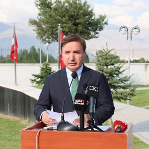 Valimiz Sayın Hamza Aydoğdu, şehitlerimizin yakınları, ilimiz protokolü, askeri ve sivil erkan ile birlikte Garnizon Şehitliği’ni ziyaret ederek aziz şehitlerimizin kabirlerine karanfiller bıraktı ve dualar etti. - fotoğraf 8