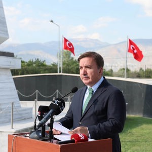 Valimiz Sayın Hamza Aydoğdu, şehitlerimizin yakınları, ilimiz protokolü, askeri ve sivil erkan ile birlikte Garnizon Şehitliği’ni ziyaret ederek aziz şehitlerimizin kabirlerine karanfiller bıraktı ve dualar etti. - fotoğraf 10