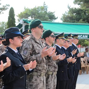 Valimiz Sayın Hamza Aydoğdu, şehitlerimizin yakınları, ilimiz protokolü, askeri ve sivil erkan ile birlikte Garnizon Şehitliği’ni ziyaret ederek aziz şehitlerimizin kabirlerine karanfiller bıraktı ve dualar etti. - fotoğraf 14