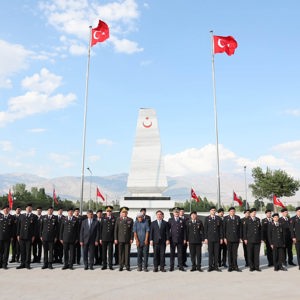 Valimiz Sayın Hamza Aydoğdu, şehitlerimizin yakınları, ilimiz protokolü, askeri ve sivil erkan ile birlikte Garnizon Şehitliği’ni ziyaret ederek aziz şehitlerimizin kabirlerine karanfiller bıraktı ve dualar etti. - fotoğraf 17