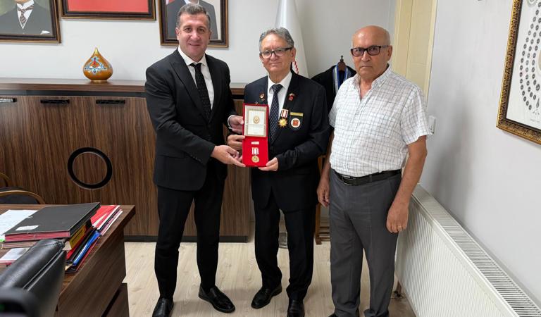 Kıbrıs Gazimiz Şerif Hulusi Sanlı’ya Millî Mücadele Madalyası Takdim Edildi