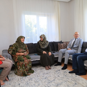 Kahraman Şehidimiz Fuat Uçar’ın Bizlere Emaneti Olan Kıymetli Annesi Ve Babasını Ziyaret Ederek Ellerinden Öptük. - fotoğraf 1