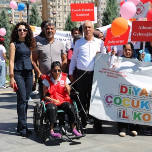 Koruyucu Aile Farkındalık Kortej Yürüyüşü Gerçekleştirildi - fotoğraf 7