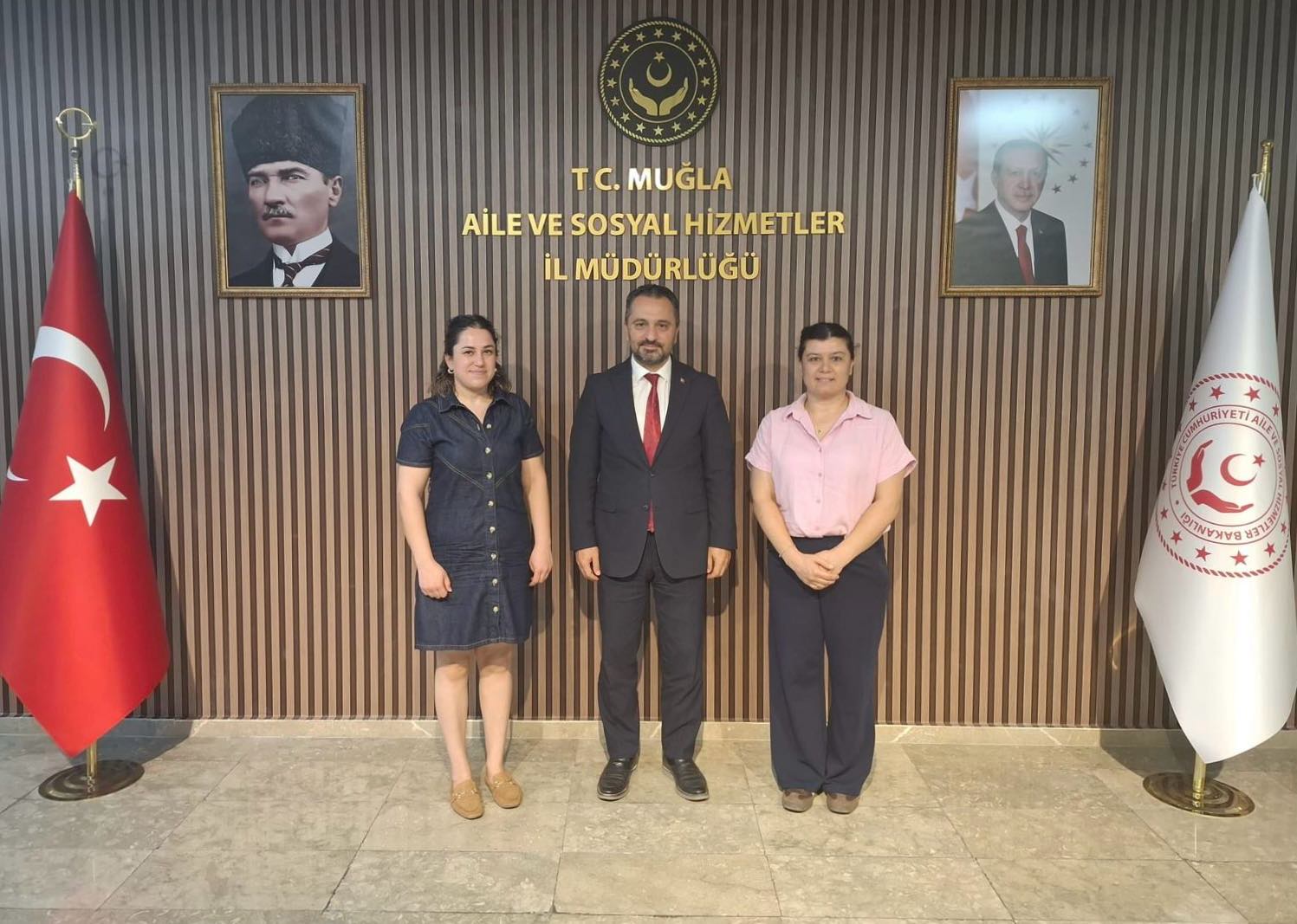 ÖZ SAĞLIK-İŞ Sendikası işyeri temsilcileri Huriye AKYOL ve Nadide DEMİR, İl Müdürümüz Mahmut SELÇUK’u makamında ziyaret etti.