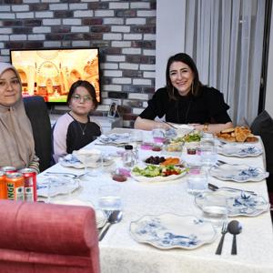 İl Müdürümüz Sayın Çiğdem AÇIKYILDIZ KAZEL, müdürlüğümüz hizmetlerinden faydalanan ailemizin iftar sofrasına misafir oldu. - fotoğraf 1