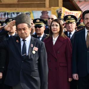 18 Mart Şehitleri Anma Günü ve Çanakkale Zaferi’nin 111. yıl dönümü münasebetiyle Cumhuriyet ve Demokrasi Meydanında “Çelenk Sunma Töreni” gerçekleştirildi. - fotoğraf 3