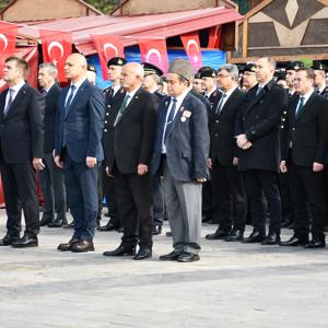 18 Mart Şehitleri Anma Günü ve Çanakkale Zaferi’nin 111. yıl dönümü münasebetiyle Cumhuriyet ve Demokrasi Meydanında “Çelenk Sunma Töreni” gerçekleştirildi. - fotoğraf 2