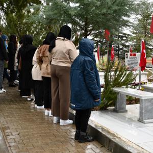 Kuruluşlarımızda kalan çocuklarımız, Ramazan Bayramı’nda İl Müdürümüz Sayın Çiğdem AÇIKYILDIZ KAZEL ile birlikte Kırıkkale Şehitliği’ni ziyaret etti. - fotoğraf 1