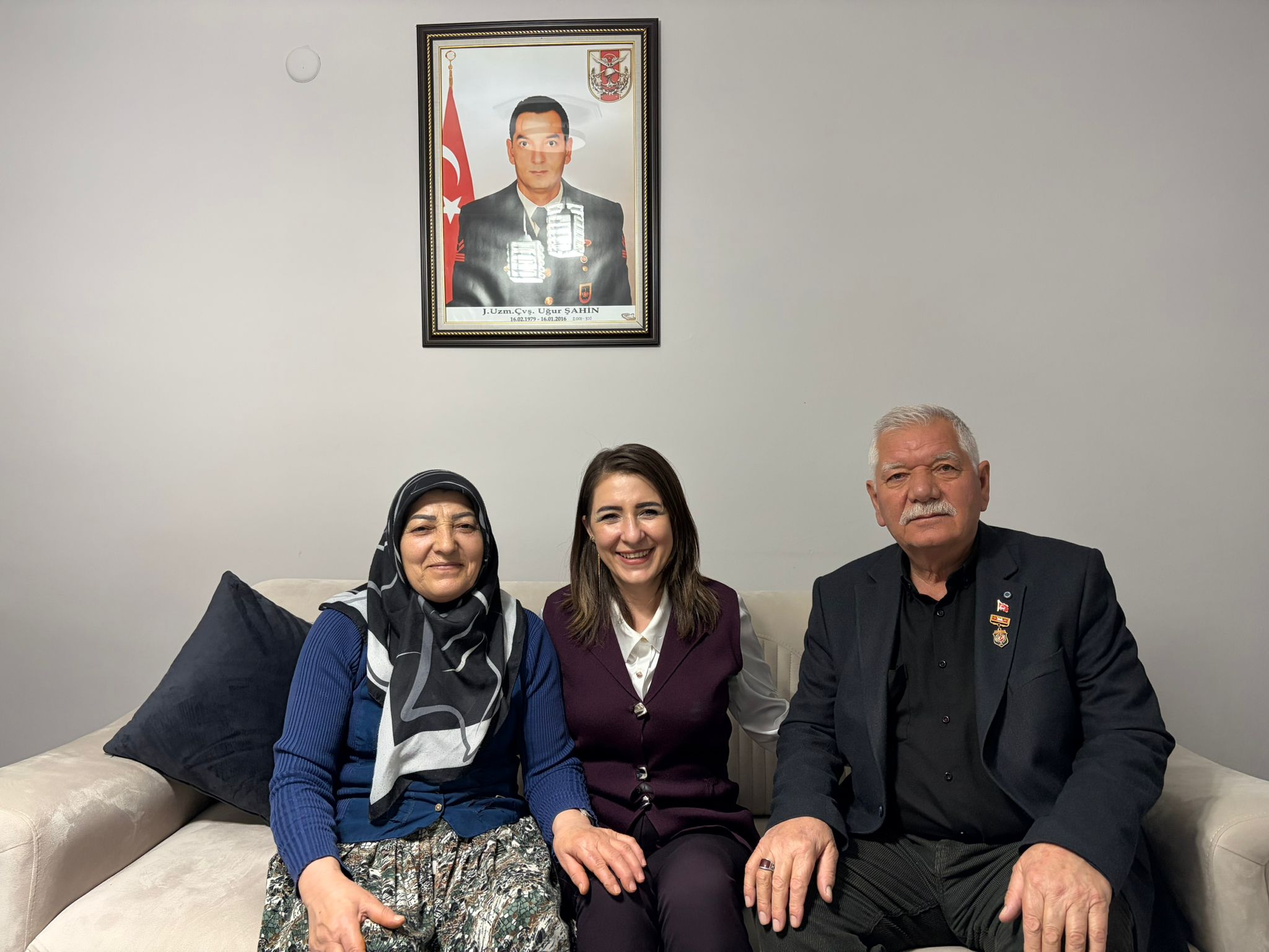 İl Müdürümüz Sayın Çiğdem AÇIKYILDIZ KAZEL, 18 Mart Şehitleri Anma Günü kapsamında kahraman Şehidimiz Uğur ŞAHİN’in kıymetli ailesinin iftar sofrasına misafir oldu.
