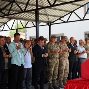  Kıbrıs Gazimiz Merhum Zeynal Güngör için Altınbaşak Beldesi Cemevi’nde Düzenlenen Cenaze Merasimi - fotoğraf 5