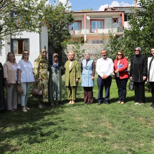 Koruyucu Aile Projesi kapsamında, Üzümlü ilçemizde koruyucu aile olan Beşiktaş ailesini evlerinde ziyaret ettiler. - fotoğraf 1