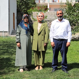 Koruyucu Aile Projesi kapsamında, Üzümlü ilçemizde koruyucu aile olan Beşiktaş ailesini evlerinde ziyaret ettiler. - fotoğraf 3