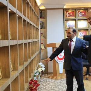 İl Müdürümüz Sayın Abdulhalim Ünalan, Erzincan Şehit Aileleri Derneğini ziyaret ederek Dernek Başkanı Sayın Abdulkadir Zengin ile bir araya geldi. - fotoğraf 3