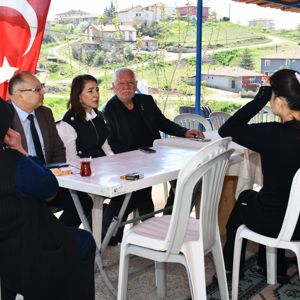 İl Müdürümüz Sayın Çiğdem AÇIKYILDIZ KAZEL, kahraman Şehidimiz J.Uzm.Çvş. Uğur ŞAHİN’in kıymetli annesi Karkız ŞAHİN’in vefatı dolayısıyla ailemizi ziyaret ederek taziyelerini iletti. - fotoğraf 2
