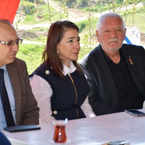 İl Müdürümüz Sayın Çiğdem AÇIKYILDIZ KAZEL, kahraman Şehidimiz J.Uzm.Çvş. Uğur ŞAHİN’in kıymetli annesi Karkız ŞAHİN’in vefatı dolayısıyla ailemizi ziyaret ederek taziyelerini iletti. - fotoğraf 1