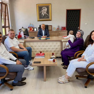Bir çocuğa verilebilecek en kıymetli hediye; sevgiyle sarıldığı, güvenle büyüdüğü ve huzurla nefes aldığı bir AİLE’dir.  - fotoğraf 3