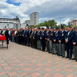  Kıbrıs Gazimiz Emin Hırlı Askeri Törenle Ebediyete Uğurlandı - fotoğraf 1
