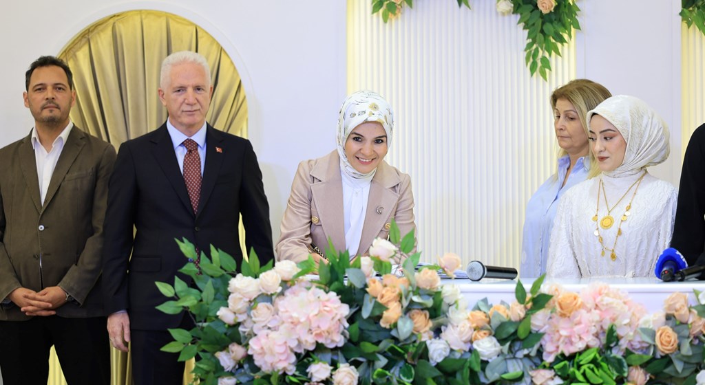 Bakanımız Göktaş, Aile ve Gençlik Fonu'nun 100 bininci çiftinin nikah şahidi oldu