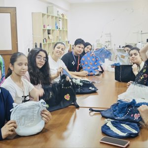 Minik Ellerden Buyuk Donusum: Eski Tisort ve Kotlar Simdi Birer Canta - fotoğraf 1