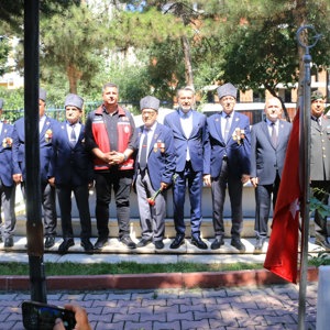 VALİMİZ SAYIN NUMAN HATİPOĞLU İL MÜDÜRÜMÜZ SERDAR DEMİRCİ VE İL PROTOKULÜ, ŞEHİTLERİMİZİ KABİRLERİ BAŞINDA DUALARLA YAD ETTİ - fotoğraf 4