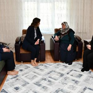 Anneler Günü münasebetiyle kahraman Şehidimiz Jandarma Er Âdem ZÖNGÜR’ün kıymetli annesi Münevver ZÖNGÜR ziyaret edildi. - fotoğraf 2