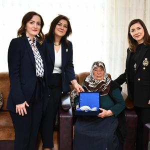 Anneler Günü münasebetiyle kahraman Şehidimiz Jandarma Er Âdem ZÖNGÜR’ün kıymetli annesi Münevver ZÖNGÜR ziyaret edildi. - fotoğraf 1