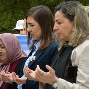 İl Müdürümüz Sayın Çiğdem AÇIKYILDIZ KAZEL, Şehidimiz J.Ast.Çvş. Ferdican ALTUNKAŞ’ın şehadetinin sene-i devriyesi için kabri başında düzenlenen anma programına katıldı. - fotoğraf 2