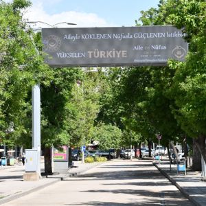 “Aile ve Nüfus On Yılı” kapsamında, şehrimizin merkez noktalarında billboard ve görsel yerleştirme çalışmalarıyla güçlü bir farkındalık oluşturuyoruz. - fotoğraf 2