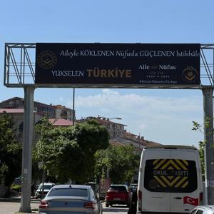 “Aile ve Nüfus On Yılı” kapsamında, şehrimizin merkez noktalarında billboard ve görsel yerleştirme çalışmalarıyla güçlü bir farkındalık oluşturuyoruz. - fotoğraf 1