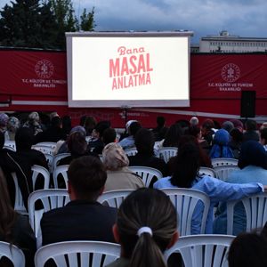 Aile ve Nüfus On Yılı kapsamında 15 Mayıs Aile Günü dolayısıyla, “Gezen Sinema” etkinliği, vatandaşlarımızın yoğun katılımıyla gerçekleştirildi. - fotoğraf 1