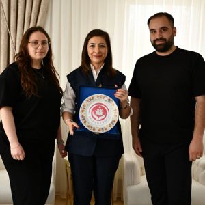 İl Müdürümüz Sayın Çiğdem AÇIKYILDIZ KAZEL, 15 Mayıs Aile Günü dolayısıyla, Evlenecek Gençlerin Desteklenmesi Projesinden yararlanan çiftimizi hanelerinde ziyaret etti. - fotoğraf 1